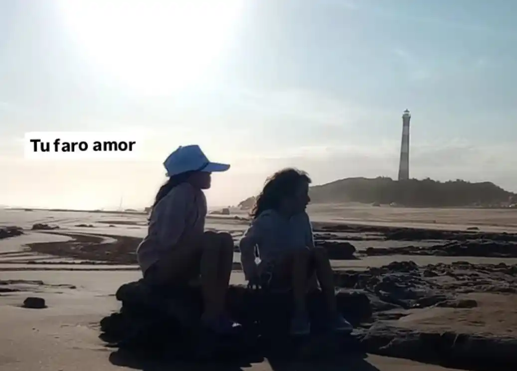“Tu faro amor”, el mensaje del papá de Kim en una foto de la niña en Claromecó