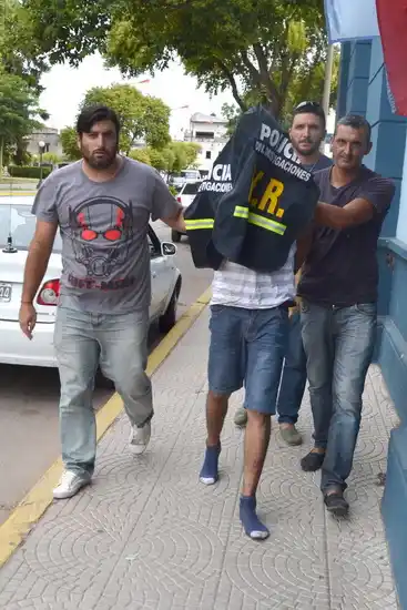 Asalto con un cuchillo y escapó en moto, pero lo detuvieron