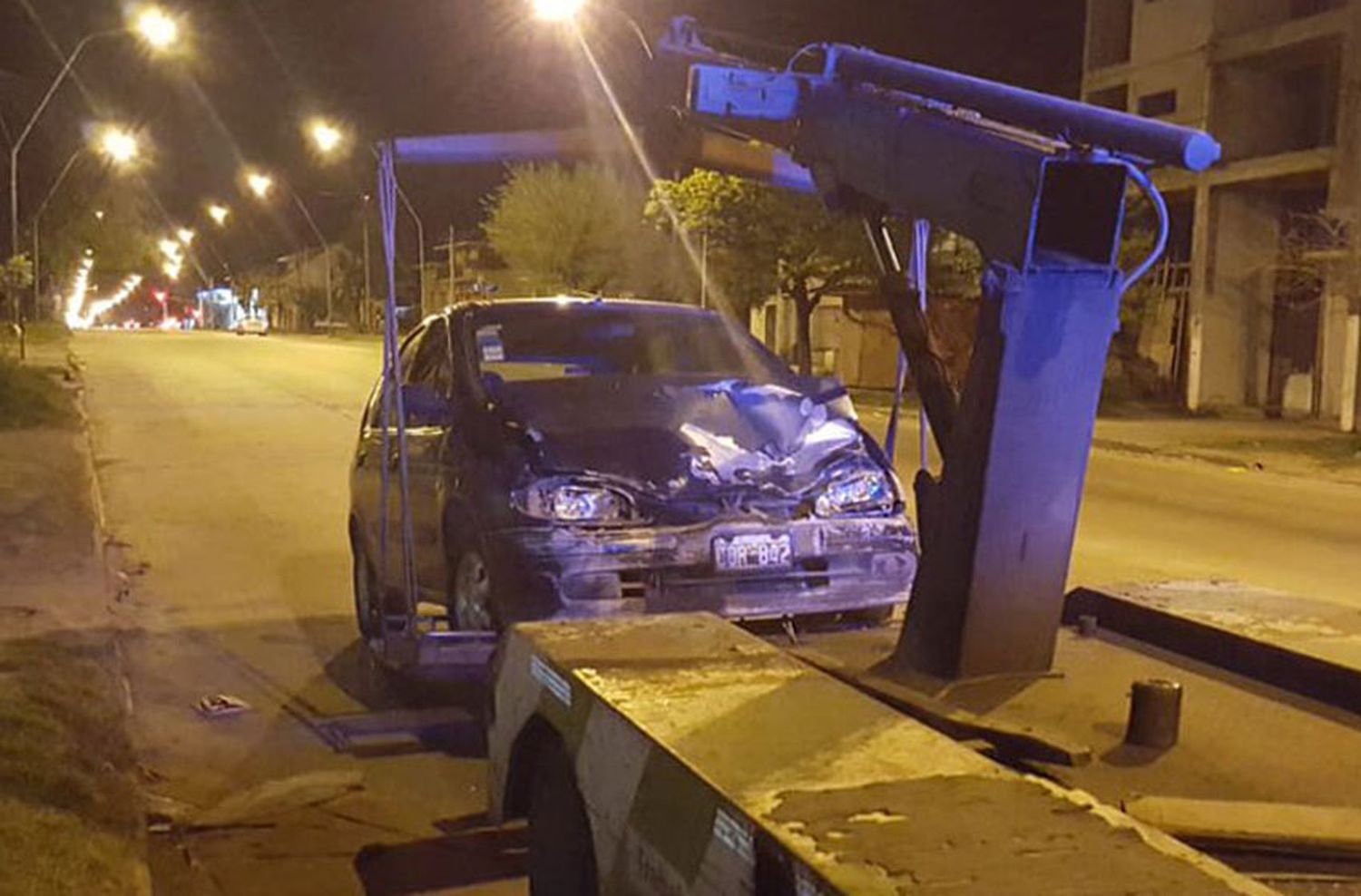 Giró en "U" y chocó contra una camioneta: no tenía seguro ni registro