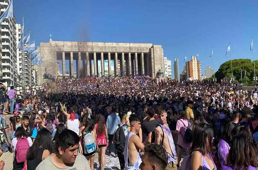 Padres de alumnos que festejaron el pase a quinto año insultaron a agentes municipales que secuestraban alcohol
