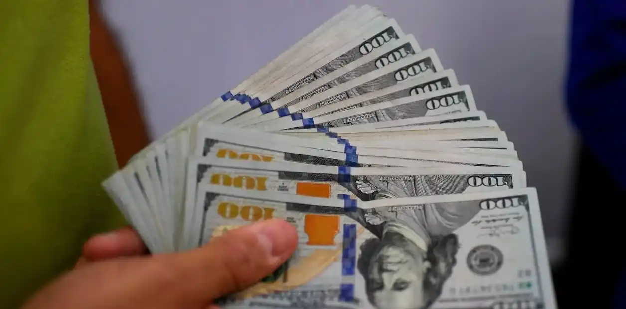 En el debut del impuesto al dólar, el blue se acercó  al precio del "solidario"