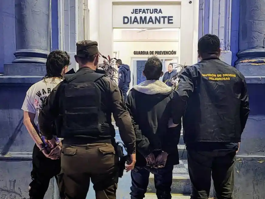 Detienen a dos personas con marihuana y cocaína durante operativo policial en Diamante