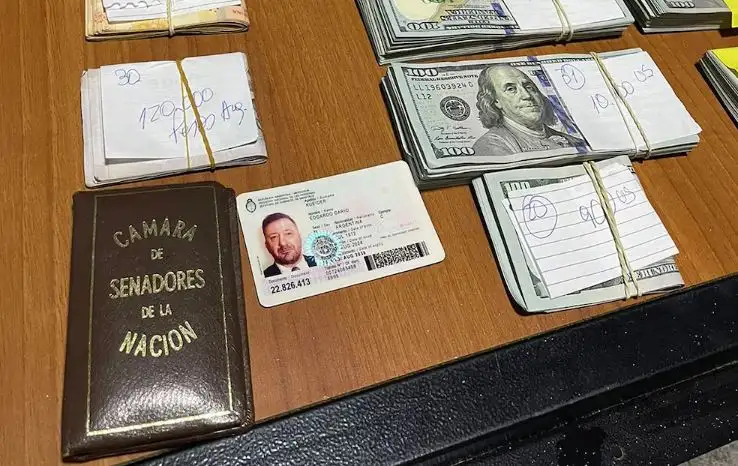 El video que muestra el momento en el que encuentran el dinero que llevaba Kueider cuando fue detenido en Paraguay