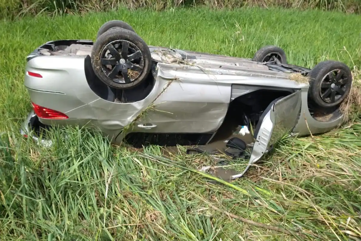 Volcó un auto en Ruta 12: dos de los ocupantes son Gualeguaychú