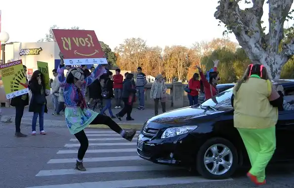 Realizaron coloridas intervenciones callejeras en el paseo de la costanera