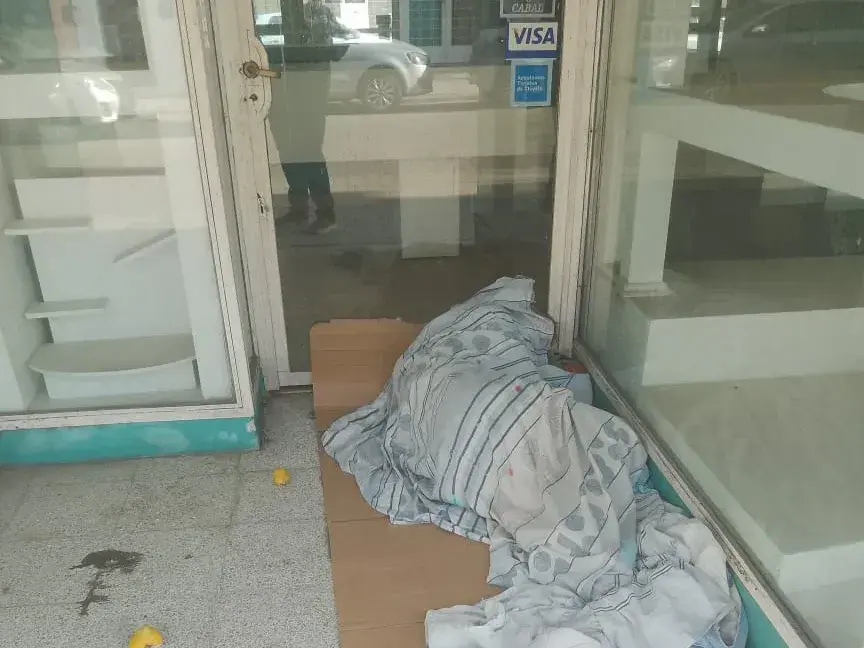 Persona durmiendo en la vía pública: "Después dicen que no hay pobreza"
