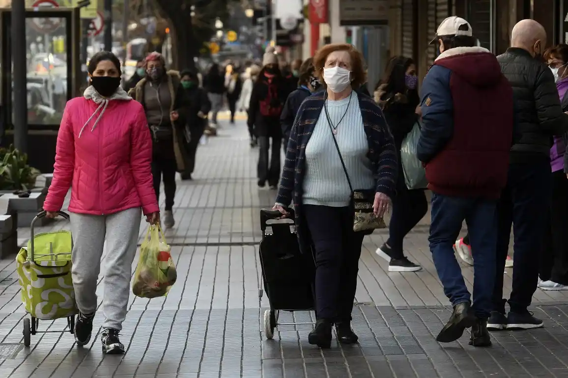Se confirmaron 23 muertes y 2.401 infectados en la jornada del sábado