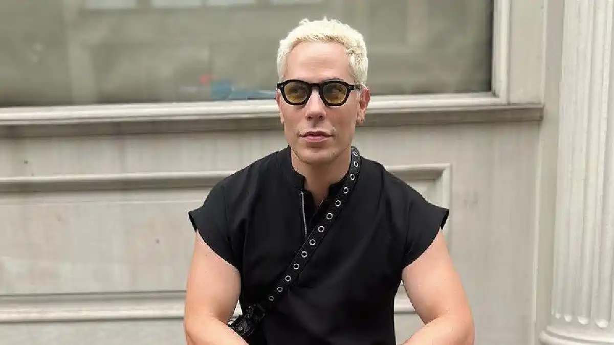 Christian Chávez vuelve a prender la mecha: usa Bandera mexicana con los colores de la comunidad LGBTQ+ (video)