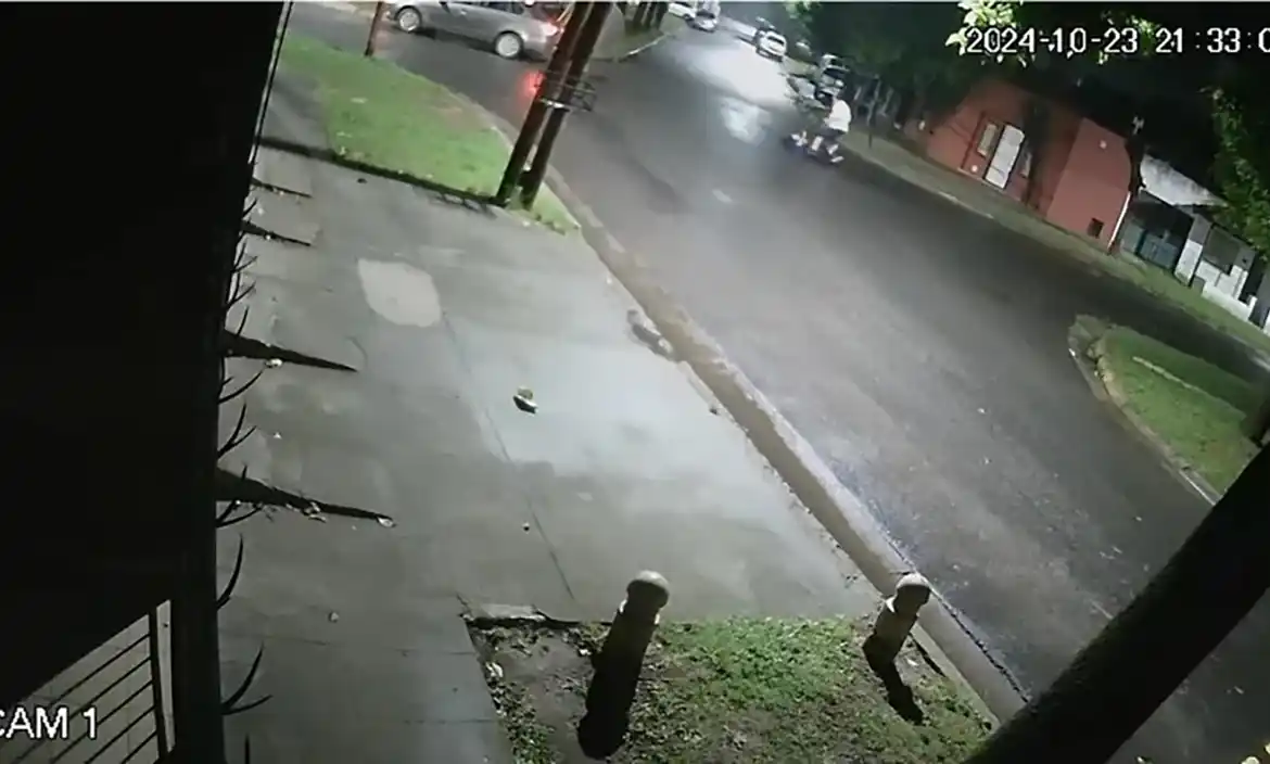 VIDEO - Se llevan a una joven a la fuerza en el centro de Pilar