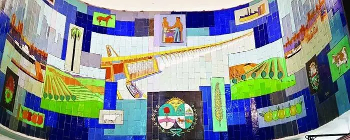 Salto Grande restauró el Mural de Grinda en la galería Entre Ríos