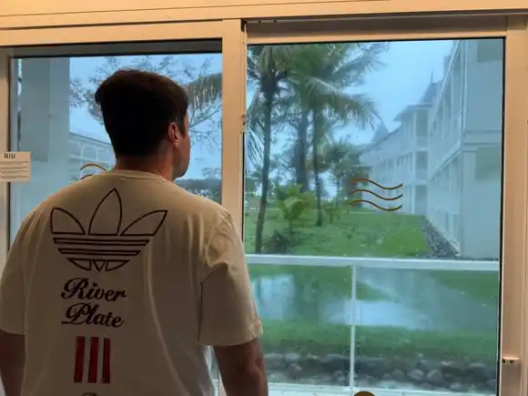 Marplatenses atrapados en el huracán Melissa en Jamaica: “Nos dijeron que pongamos los colchones contra las ventanas”