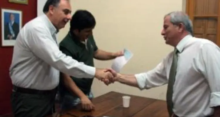 Barbieri entregó becas a estudiantes