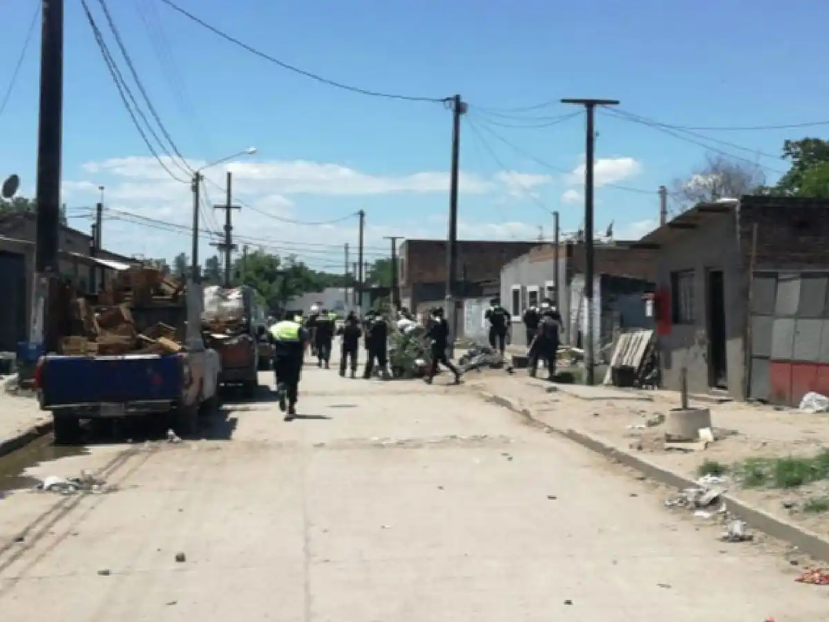 Dos policías heridos en una pueblada tras denuncia de abuso de un docente