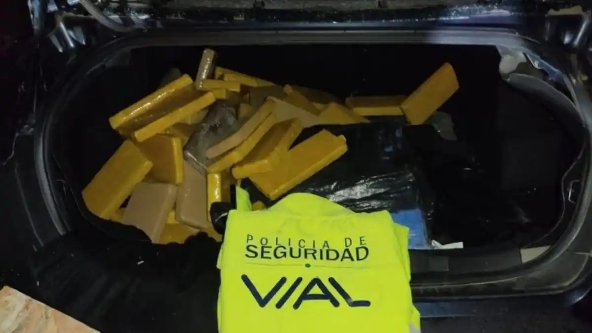 Chocó en la autopista Santa Fe – Rosario y le descubrieron 70 panes de marihuana en el auto