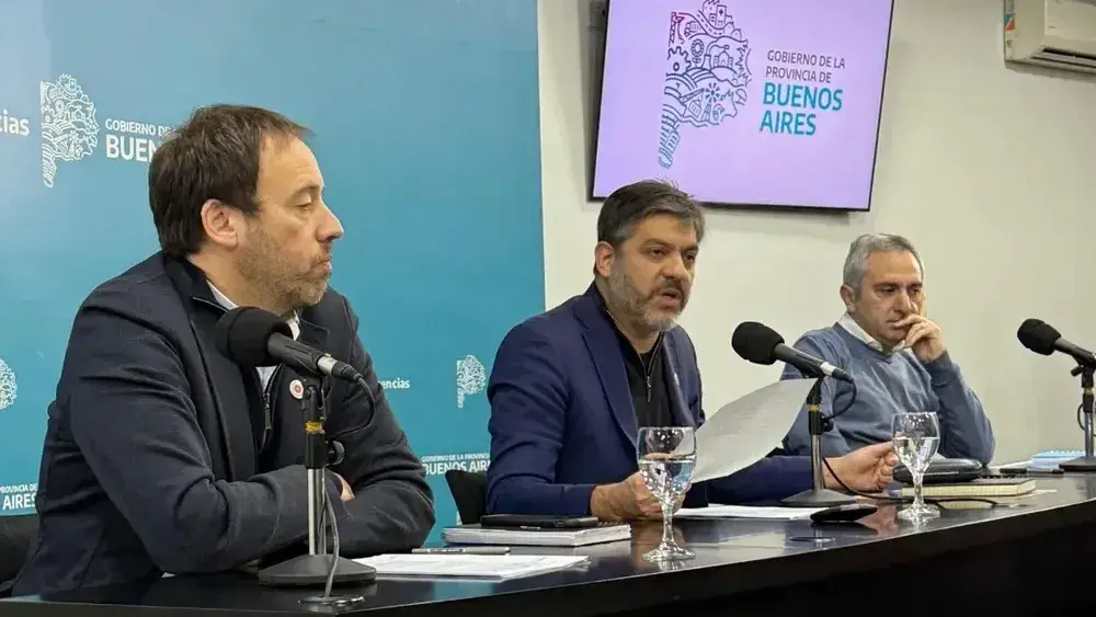 Carlos Bianco junto a Pablo López y Andrés Larroque (Merlín Azpiroz / Agencia DIB)