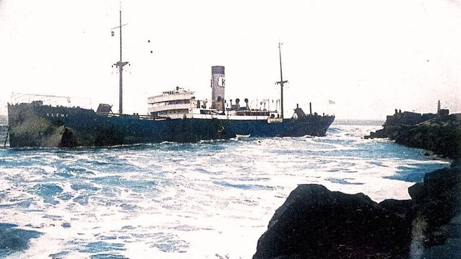 El “Eleni”. Quedó varado sobre los restos del “Marionga Goulandris”