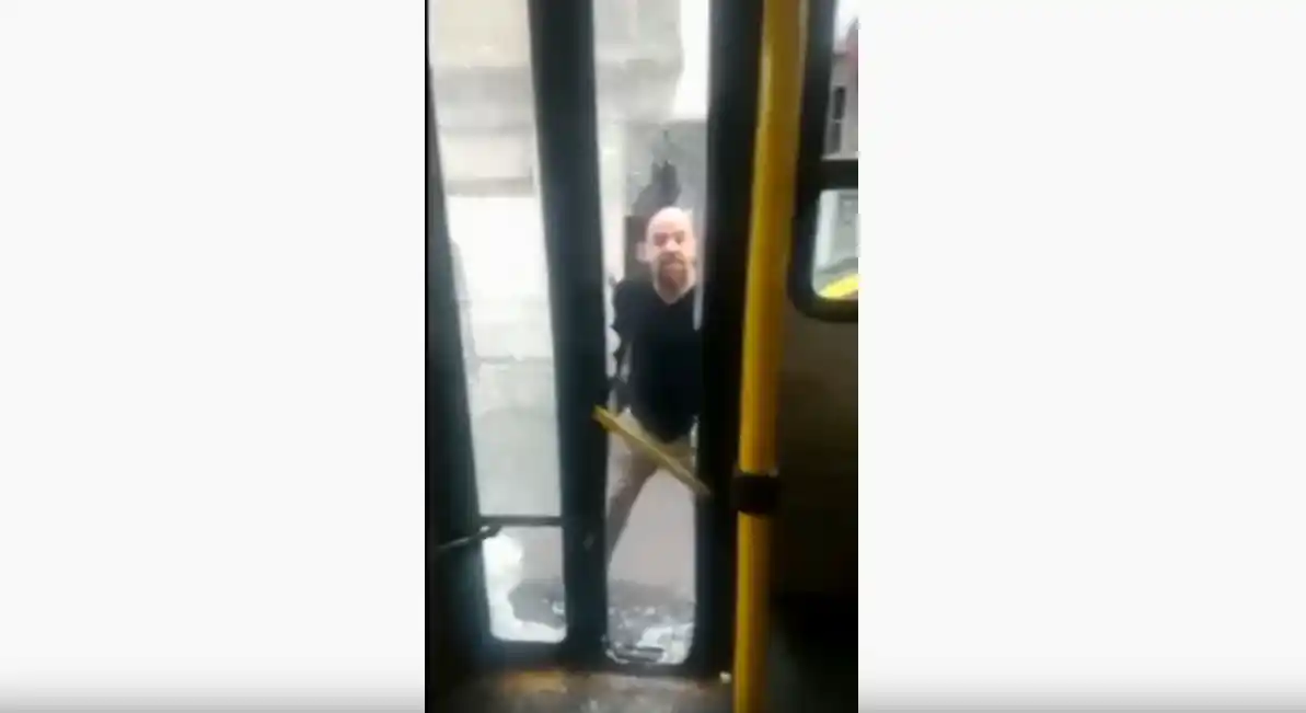 Video que da miedo: Taxista violento rompe la puerta de un colectivo a patadas