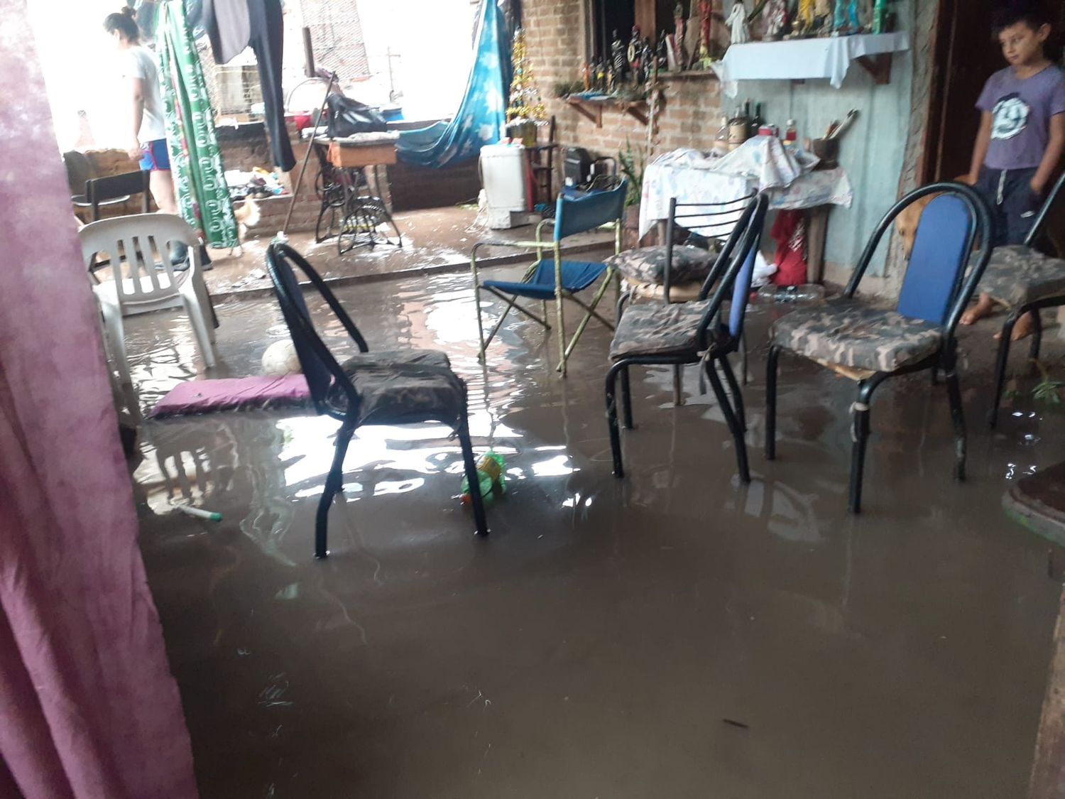 Fuerte temporal en Alejandra con voladura de techos