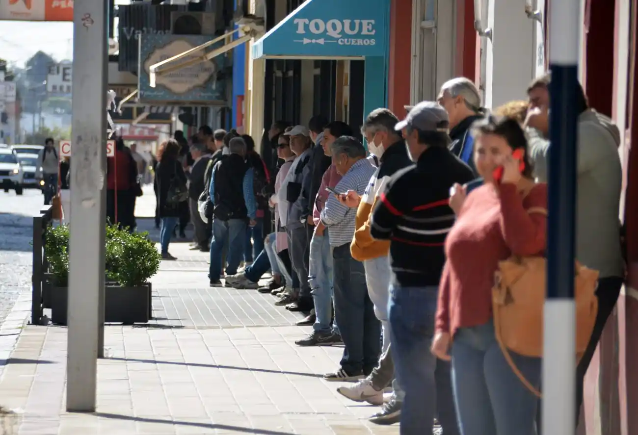 Ante el desborde de gente que se experimentó en los bancos, abrirán sábado y domingo