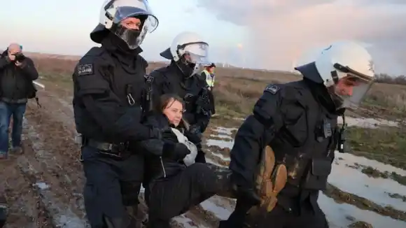 Detuvieron a Greta Thunberg por protestar, SE LA LLEVARON CARGADA (+video y fotos)
