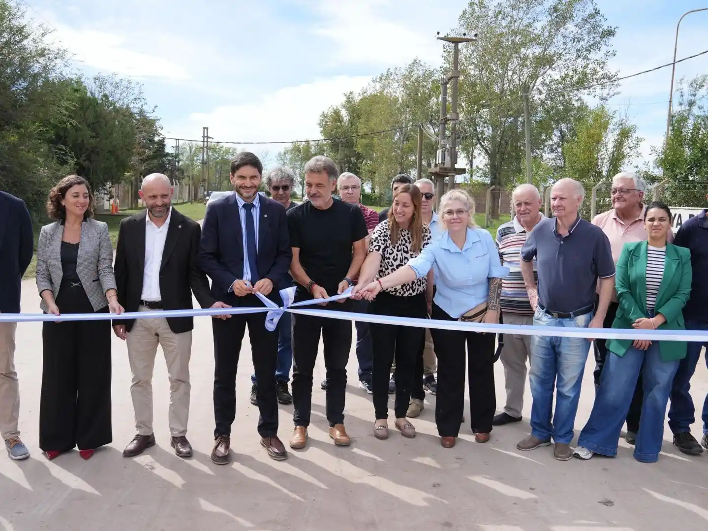 Pullaro acompañado del intendente Leonel Maximino, funcionarios provinciales, regionales y locales, durante el corte de cintas.