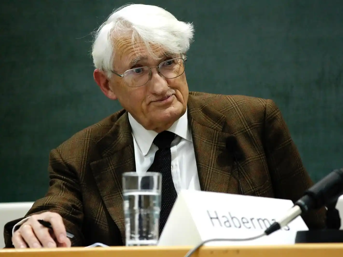 A lo largo de su trayectoria recibió numerosos reconocimientos internacionales y mantuvo una fuerte presencia en el debate intelectual europeo, pronunciándose sobre temas políticos y sociales hasta sus últimos años.