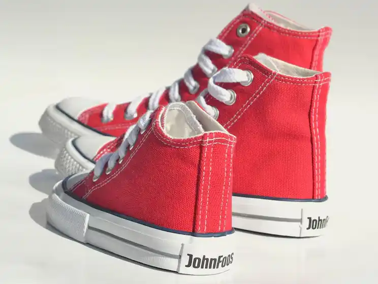 John Foos cerrará su planta en la Argentina e importará zapatillas desde Asia