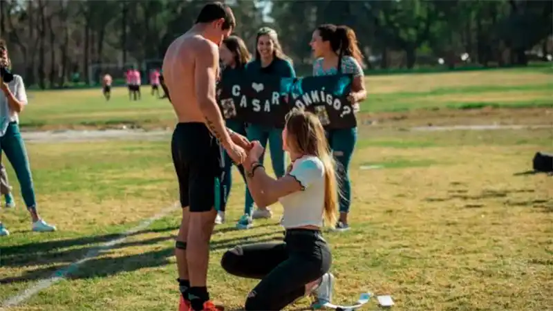 Con la complicidad del árbitro, una joven le propuso casamiento al novio en pleno partido