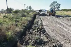 Trabajo de limpieza de desagües y zanjones