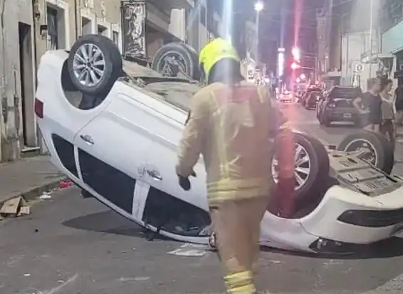Tras los festejos, un conductor ebrio chocó y volcó en pleno centro