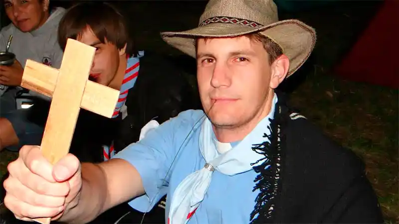 El sacerdote Emmanuel Tropini participará del Triatlón de La Paz