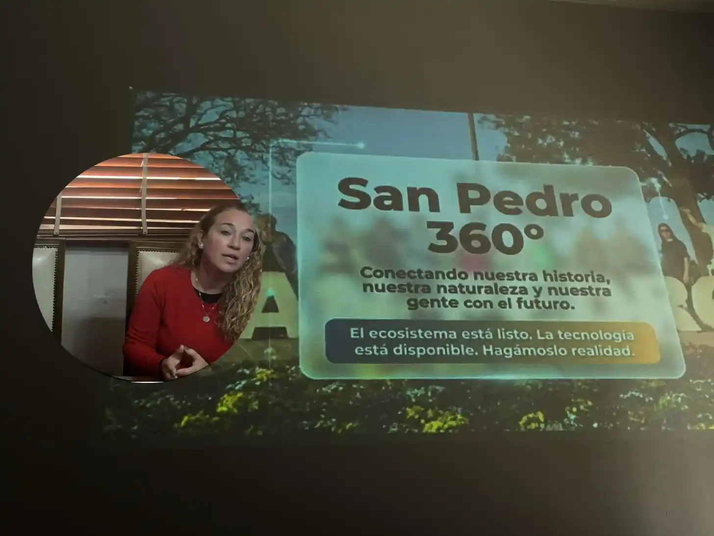 La licencia en turismo presentó su proyecto, acompañada por Cecilio Salazar.