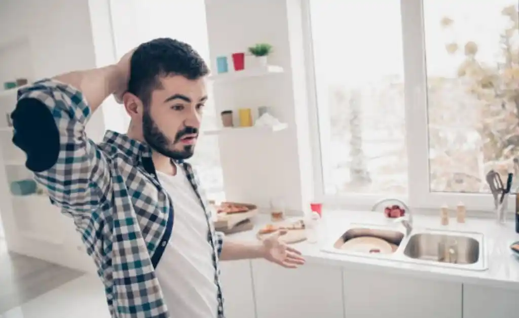Viral: dos años lavando platos debido a su falta de curiosidad
