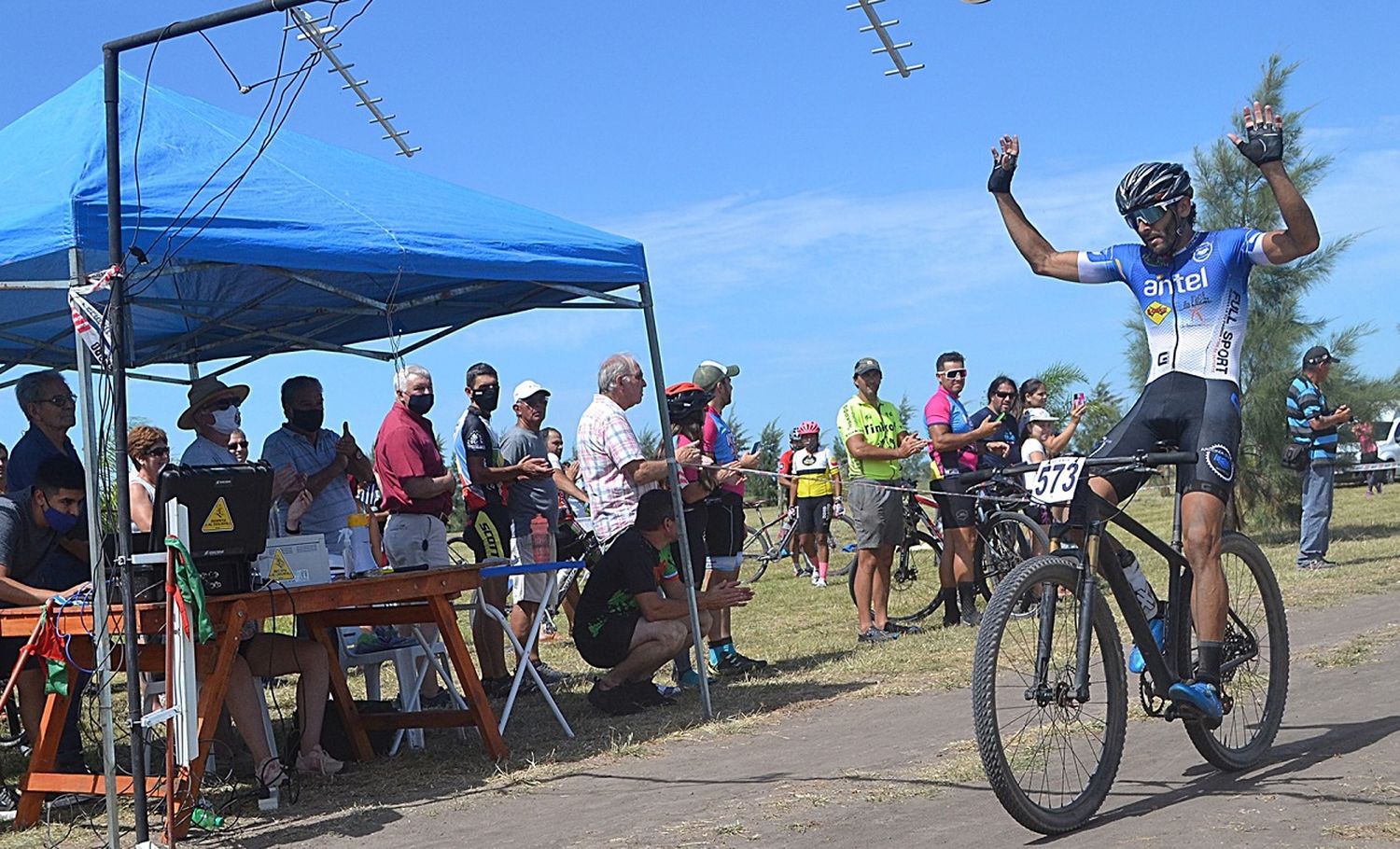 Francisco Viollaz volvió a imponer su calidad y ganó el Rural Bike en San Salvador