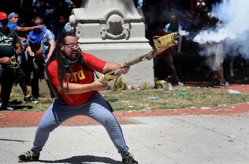 Bullrich dijo que el manifestante "bazooka" está en el exterior