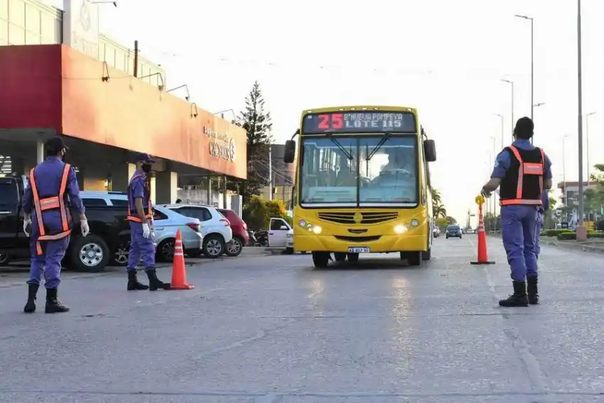 Suspenden servicios de colectivos, taxis y remises desde las 18