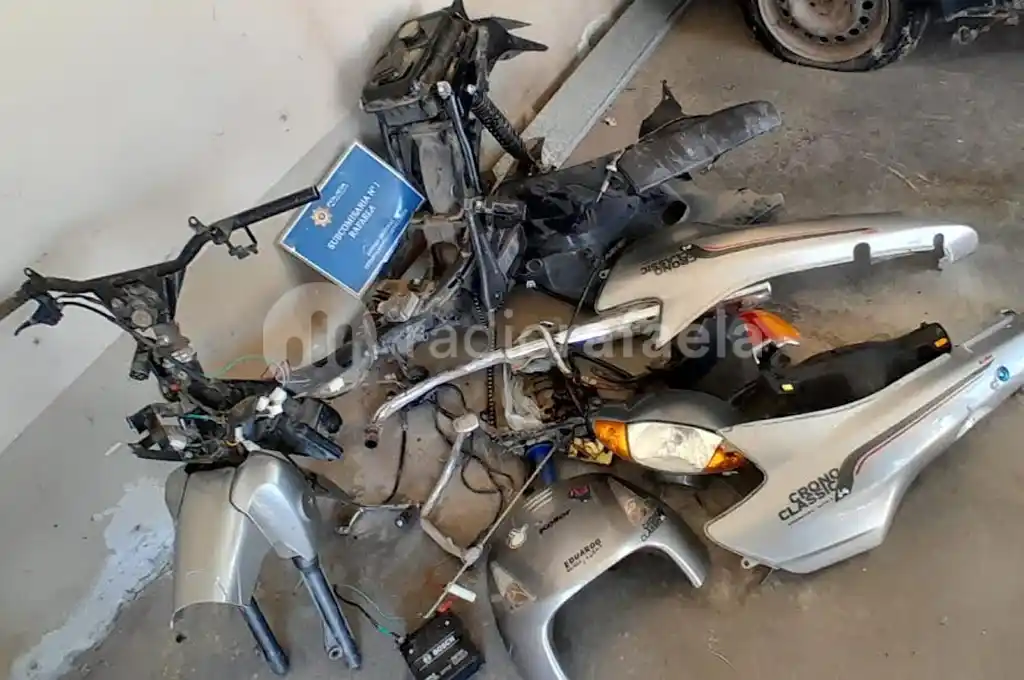 Reconoció su moto robada tirada en un zanjón y avisó a la policía