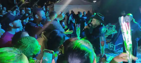 Vicente Fernández jr. dio concierto gratuito para las madres