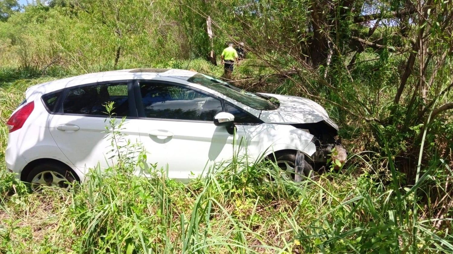 Un auto despistó y volcó en Ruta 12: una mujer y su pequeño hijo resultaron ilesos