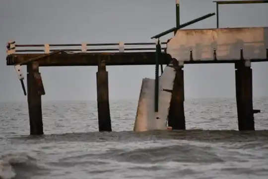 Mar de Ajó: se derrumbó un tramo de un muelle y tres pescadores cayeron al mar