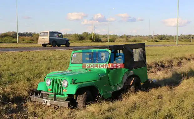 Un Jeep se despistó en el ingreso a la ciudad: dos hospitalizados 