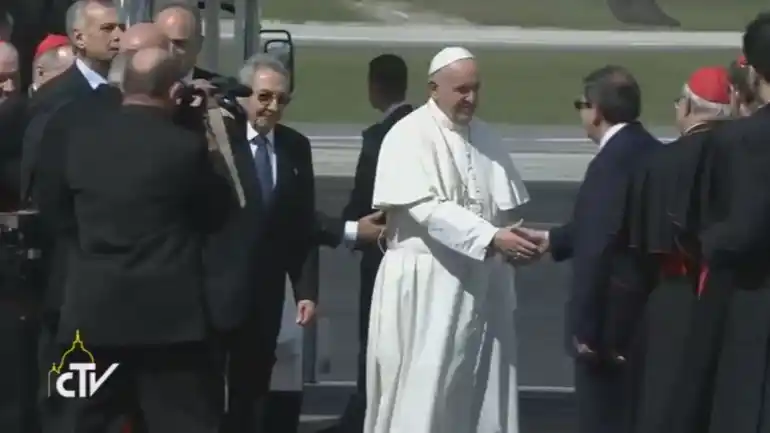 Francisco aterrizó en La Habana para conversar con el patriarca ruso Cirilo