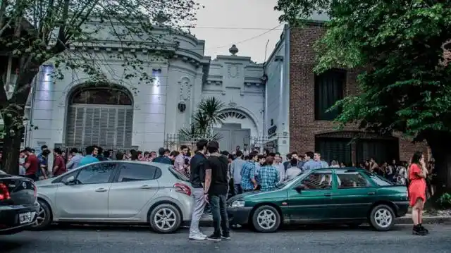 "Ustedes saben que no pueden entrar": prohibieron la entrada a dos mujeres trans en un boliche