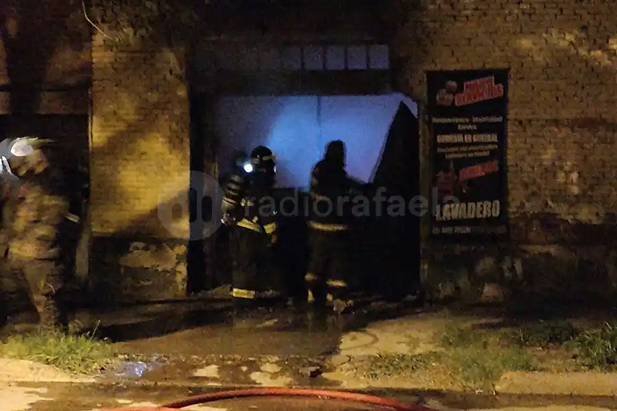 Voraz incendio en una gomería de barrio 9 de Julio