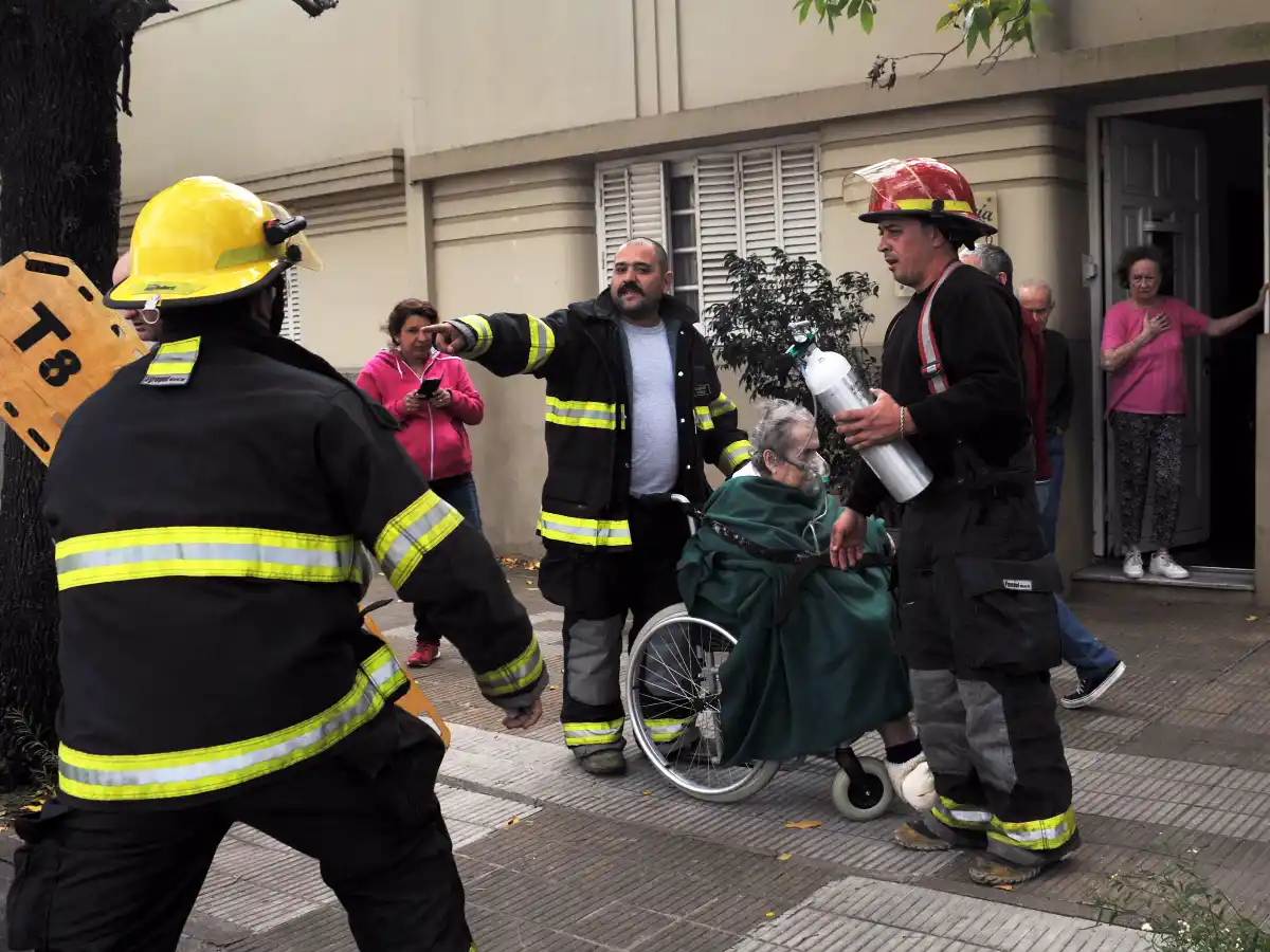 Bomberos acudió con la nueva  hidroescalera a rescatar a una  anciana del sexto piso de un edifico   