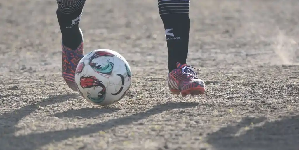 Tragedia en el sur provincial: falleció un hombre en pleno partido de fútbol