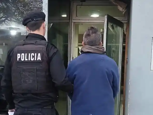 El hombre fue trasladado a sede policial.