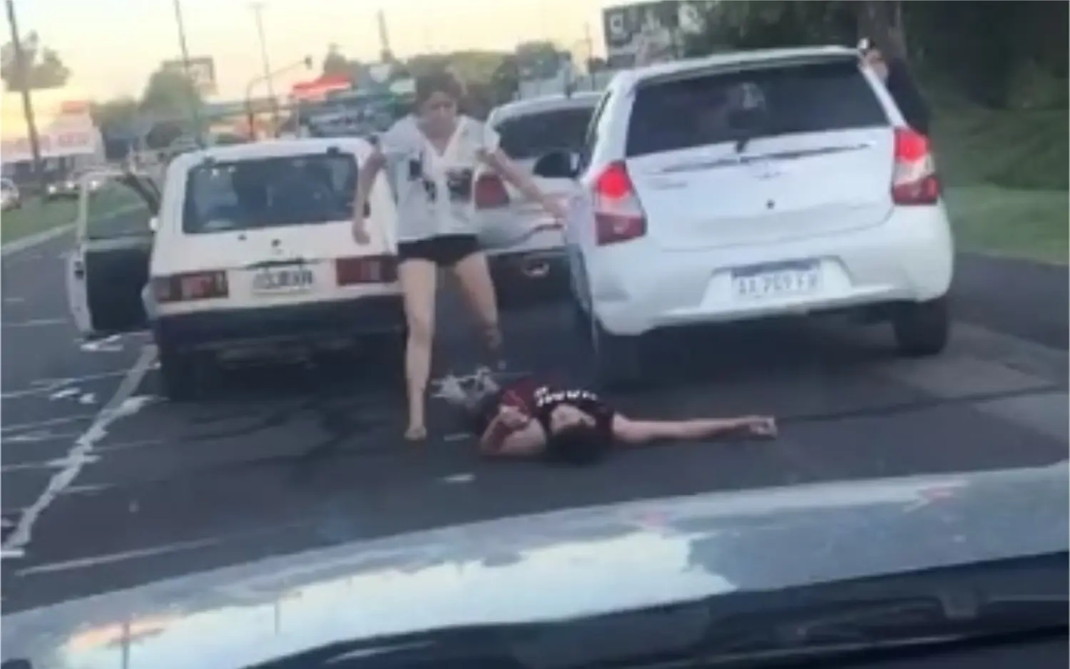 Gonnet: En una discusión de tránsito, atacaron a un joven delante de su bebé y ahora está grave