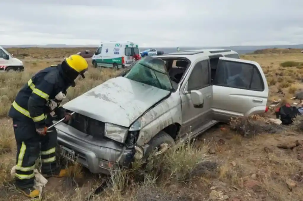 Así quedó la camioneta Toyota SW4 gris tras el accidente. (Foto: gentileza LM Neuquén).