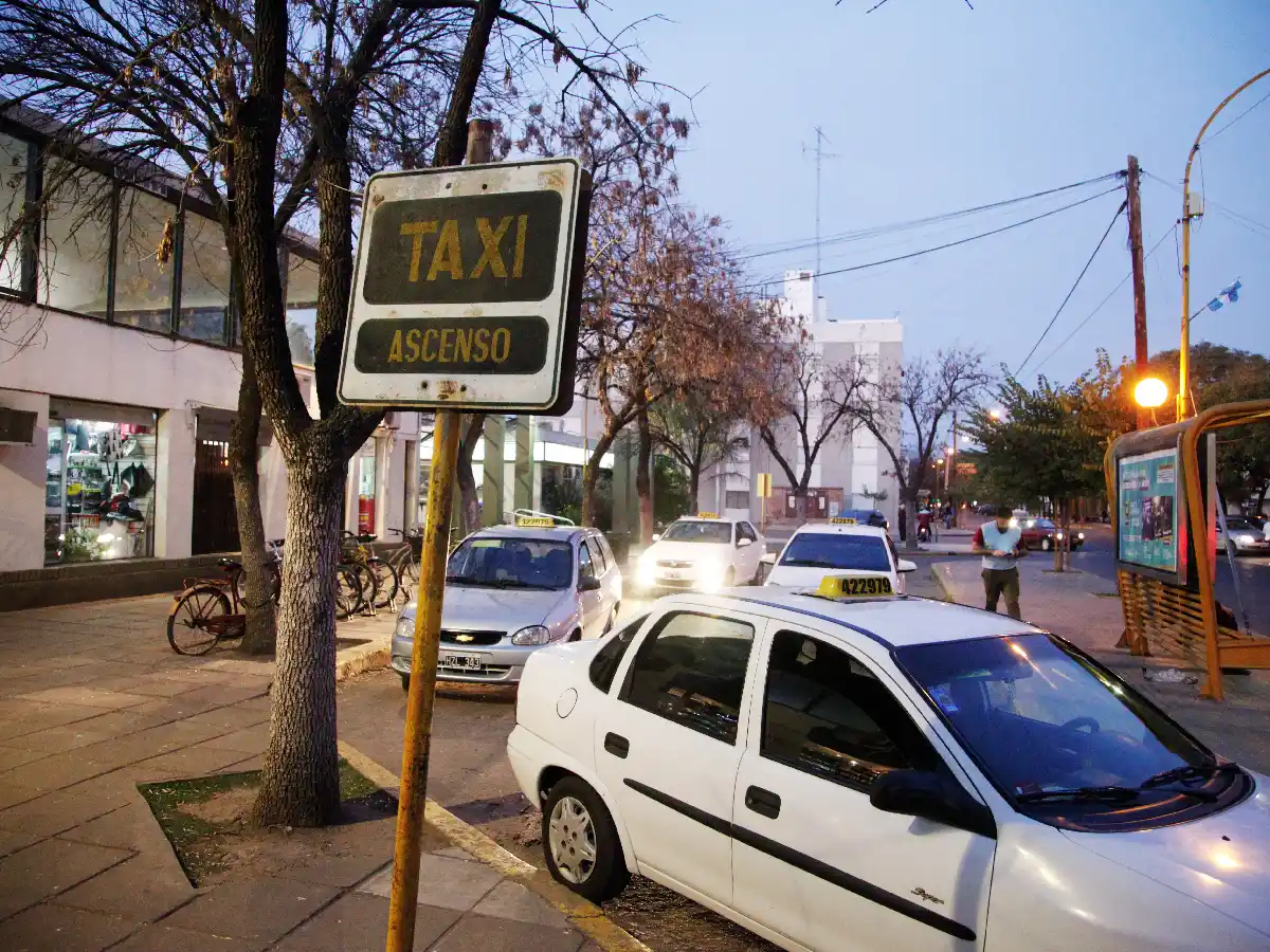 Ya rige el aumento de bajada de bandera en taxis y remises de la ciudad